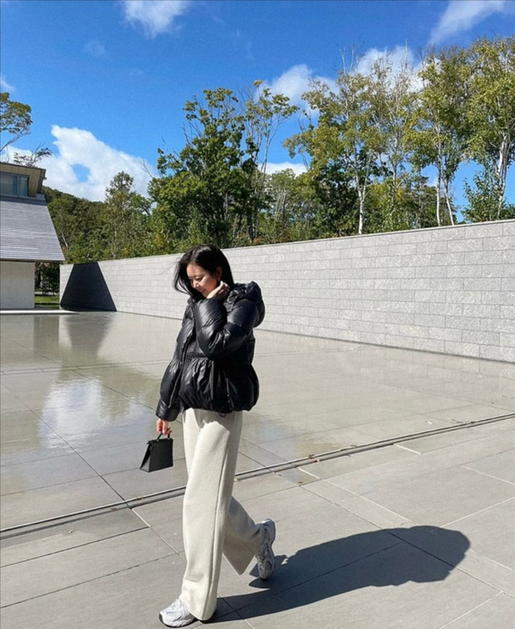 낸시렐라 구스 이불 패딩 셔링 후드 숏패딩 거위털 다운 점퍼 푸퍼 자켓 블랙 검정 이미지