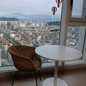 원형 테이블 & 라탄 의자