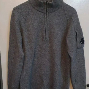 남성 C.P.컴퍼니 하프집업 니트 52사이즈입니다.