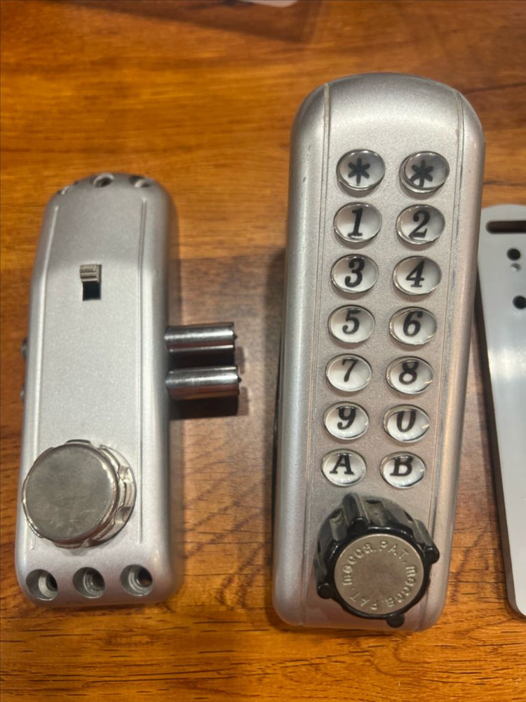 건전지가 필요없는 유리문 도어락--1