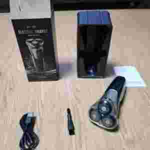 미사용 새제품 3중헤드 전기 충전면도기입니다. 구성품은 면도기, 충전 케이블, 청소용 솔, 설명서, 입니다. 3중