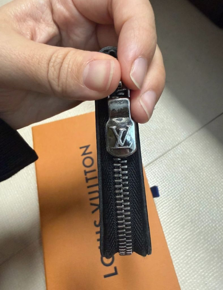 루이비통 지피 월릿 버티컬 남성 지퍼 장지갑 이미지