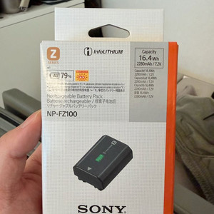 정품등록이벤트로 받은 소니 배터리 fz100 팝니다.