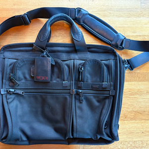 투미 알파 오나이저 서류가방 판매 합니다.