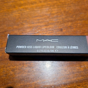 맥 파우더키스 리퀴드 립글로스 997 오버더토프 새제품 판매합니다.