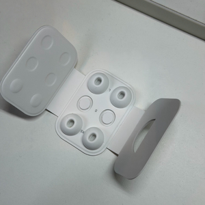 에어팟프로2 이어팁 L 사이즈 두셋트 판매 합니다. (S사이즈 이어팁과 맞교환 가능)