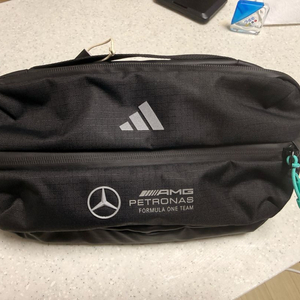 미사용) f1 메르세데스 아디다스 힙색 슬링백 팝니다
