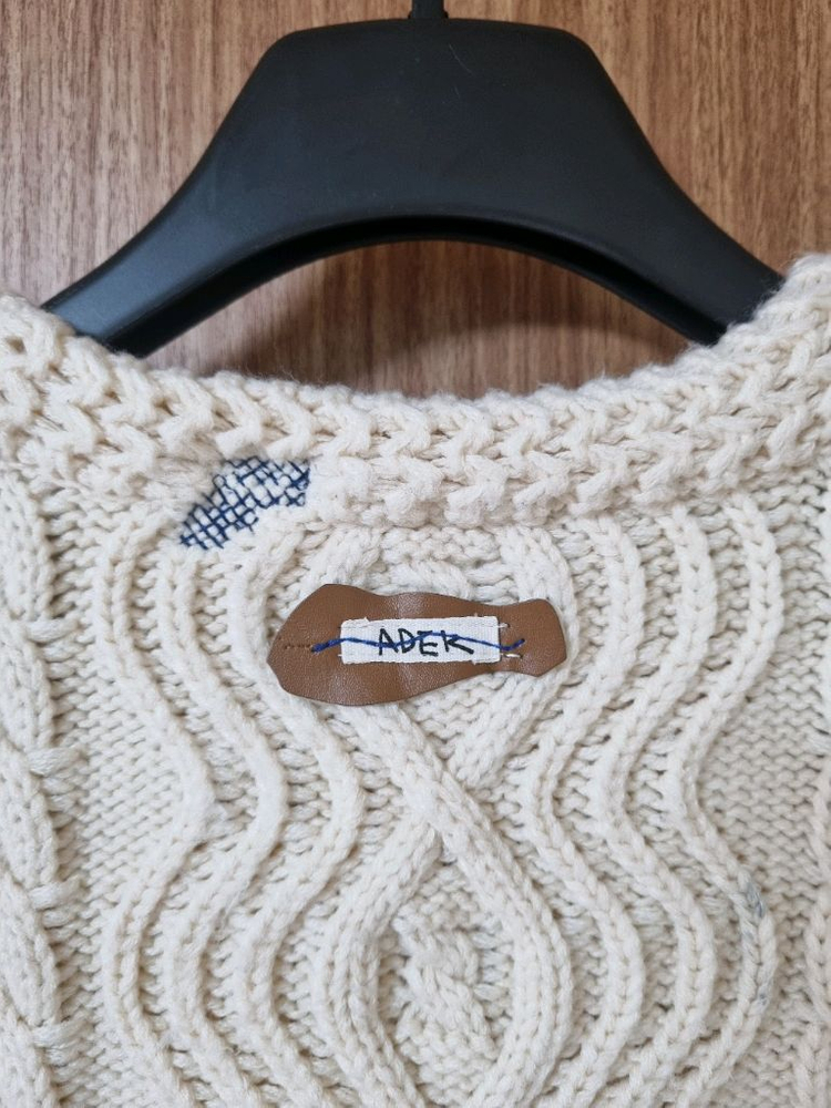 아더에러 (ADER ERROR) 크림색 자수 패치 니트 스웨터 105사이즈 판매합니다~!--2