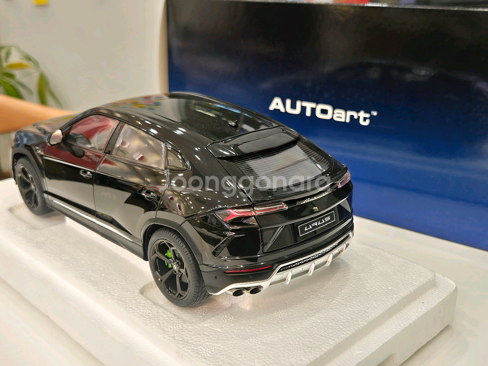 1:18 1/18 오토아트 블랙우루스 다이캐스트 팝니다.--1