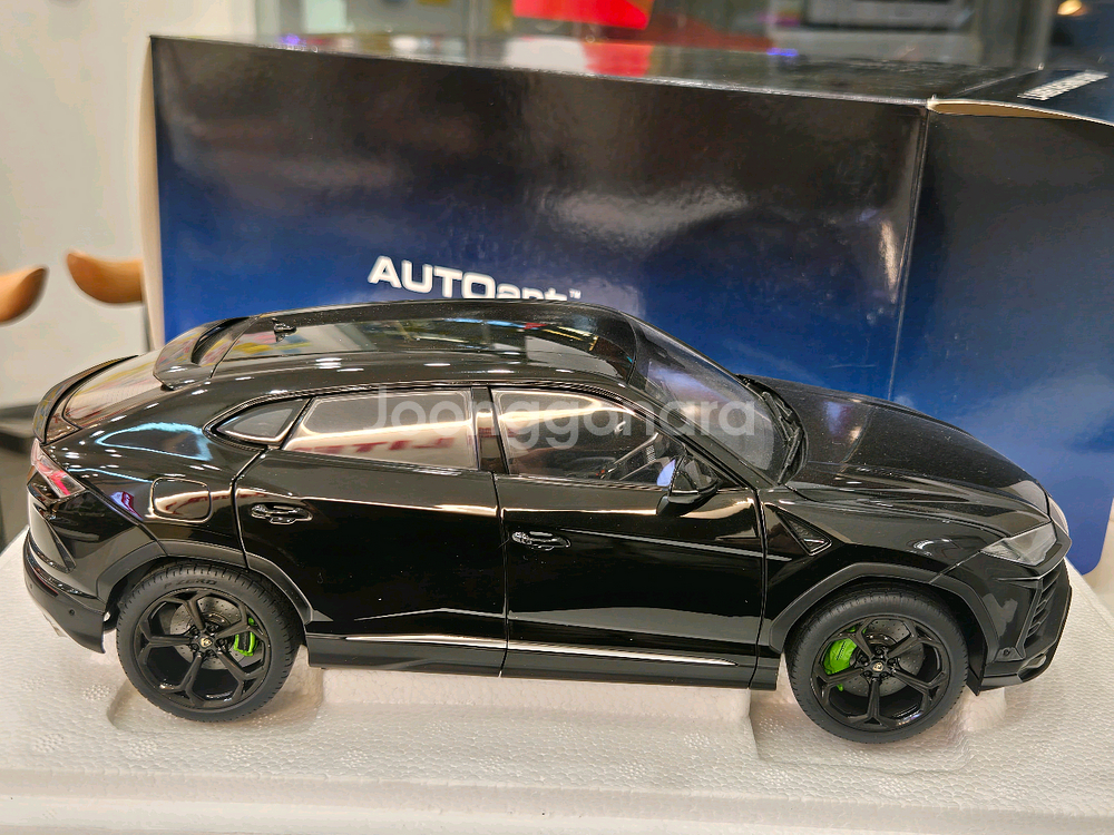 1:18 1/18 오토아트 블랙우루스 다이캐스트 팝니다.--2