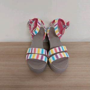 여성 크록스 스트라이프 스트랩 그래픽 웨지힐 샌들 (250)