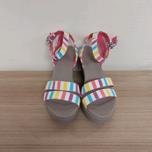 여성 크록스 스트라이프 스트랩 그래픽 웨지힐 샌들 (250)