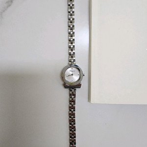 페레가모 여성시계 팝니다.