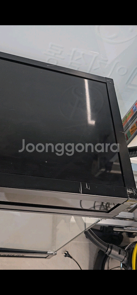 핫토이 헐크버스터 장식장팝니다. 홍제 아벤져스 유리 장식장--2