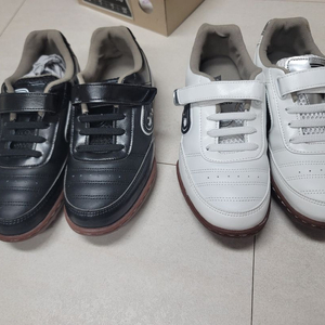 풋살화 파크골프화 220mm 2켤레 판매합니다