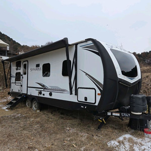 솔라이어 캠핑 카라반 이미지