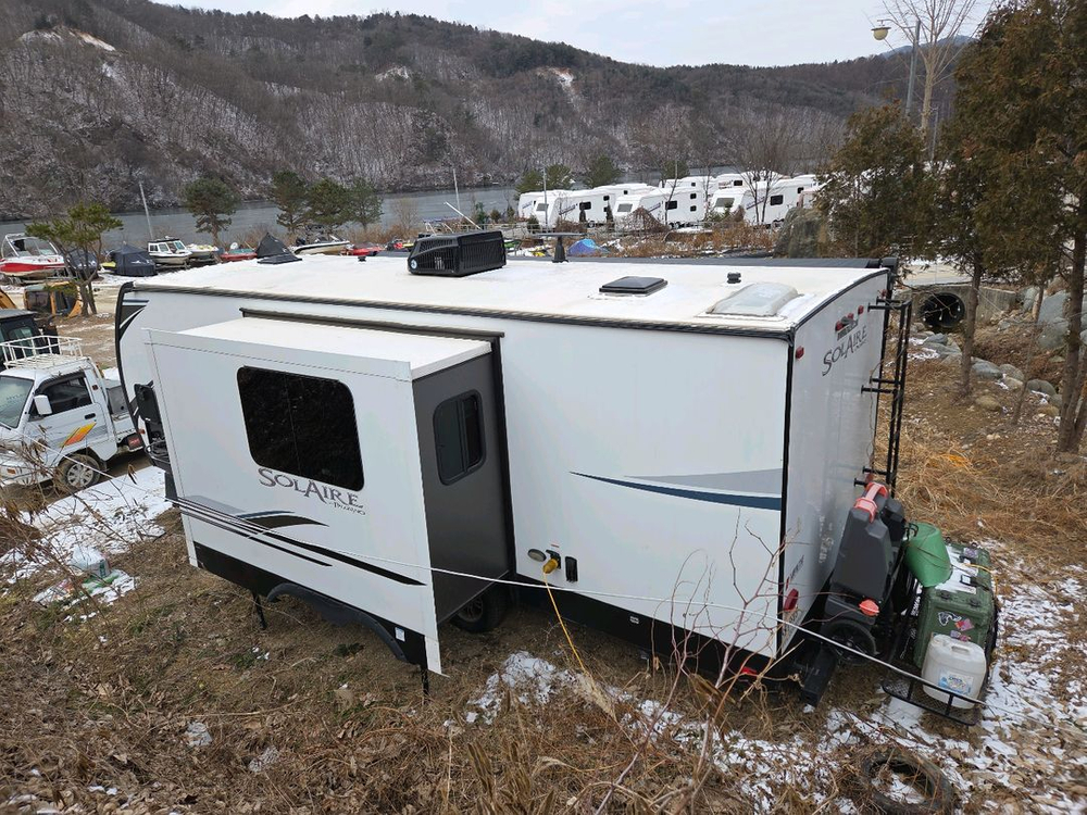 솔라이어 캠핑 카라반 이미지