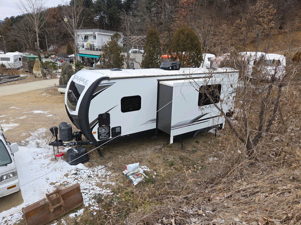 솔라이어 캠핑 카라반 이미지