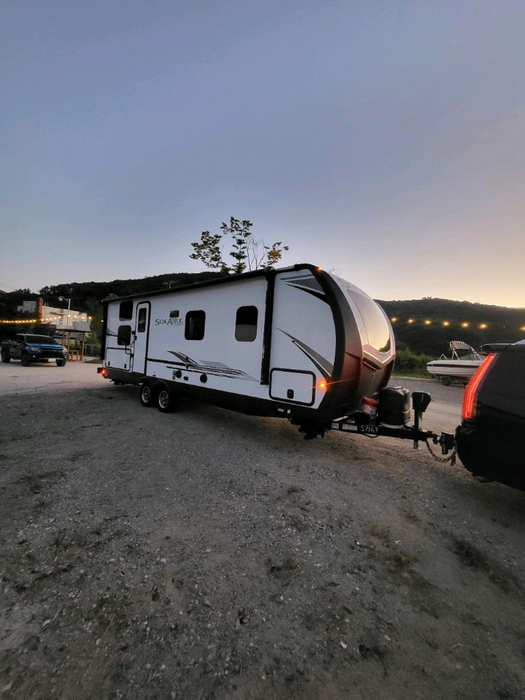 솔라이어 캠핑 카라반 이미지