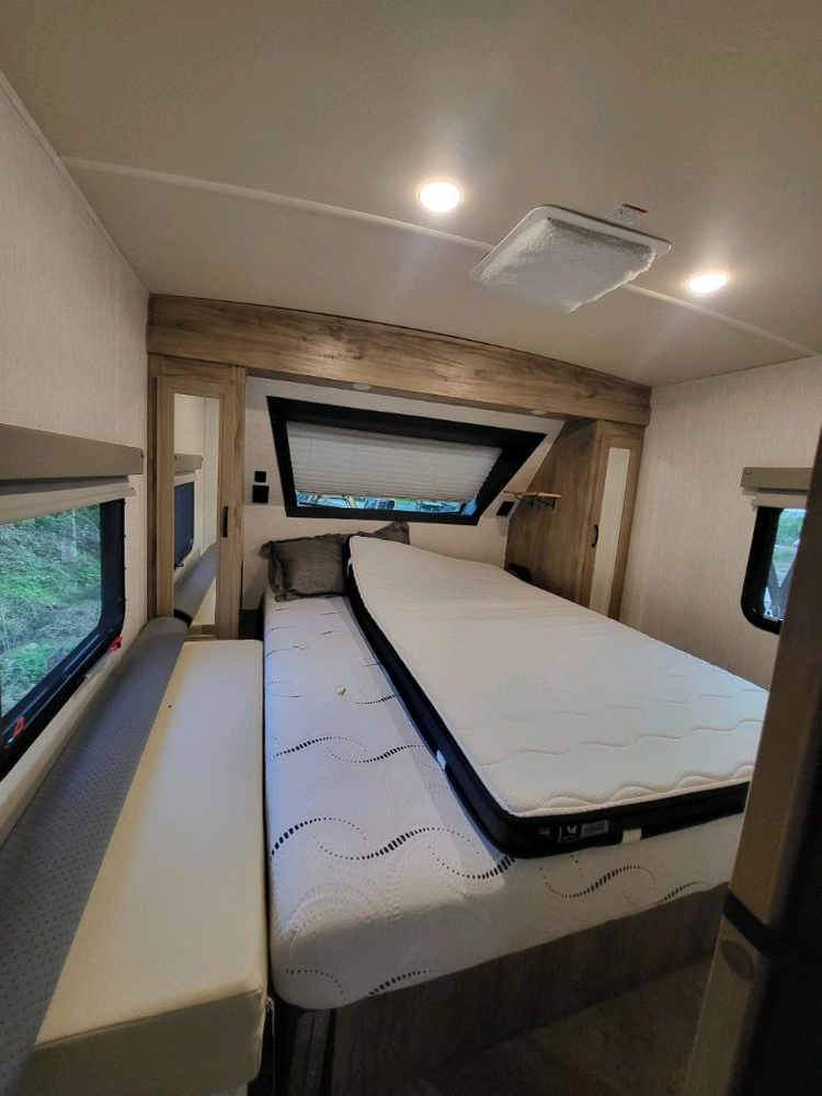 솔라이어 캠핑 카라반 이미지