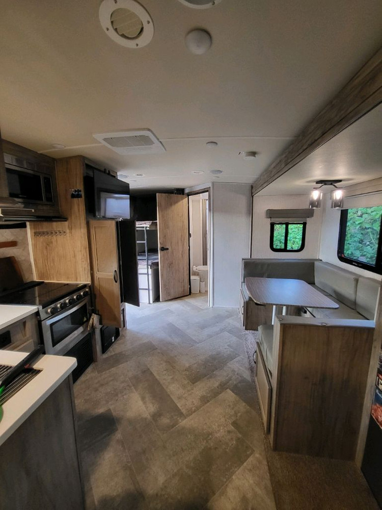 솔라이어 캠핑 카라반 이미지