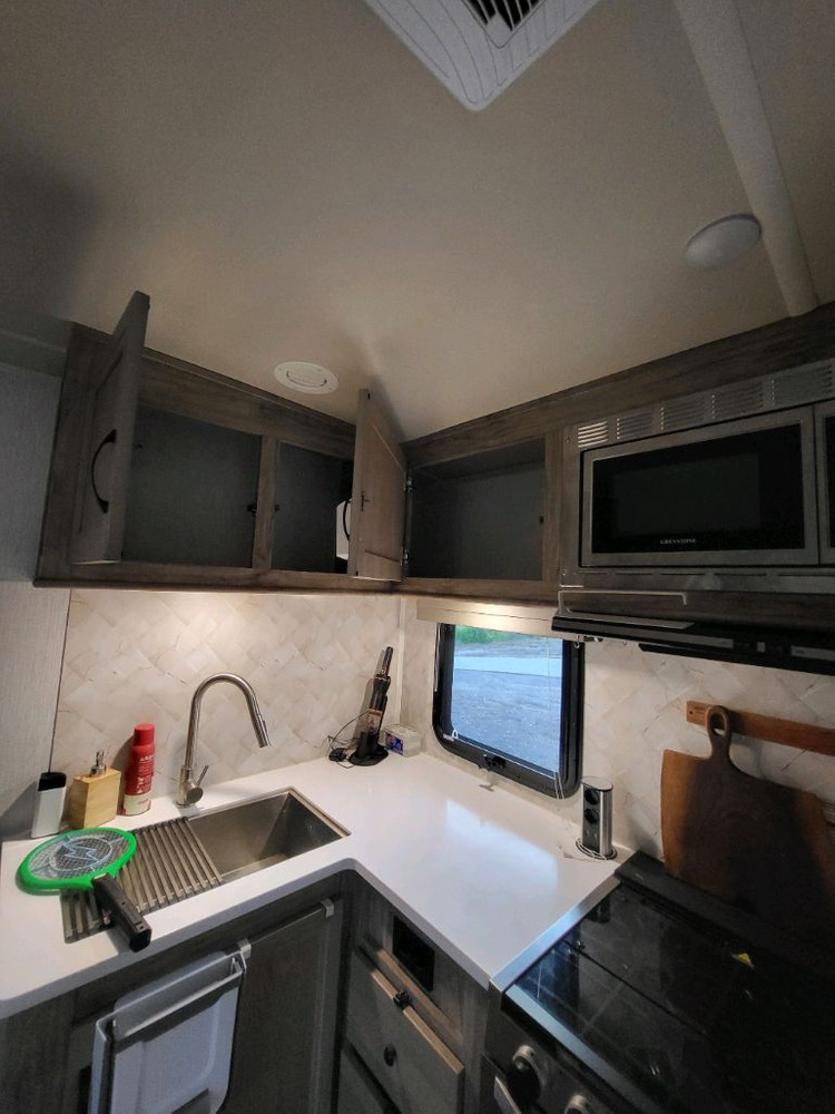 솔라이어 캠핑 카라반 이미지