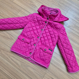 쨍한 핫핑크 컬러 폴로 퀼팅 자켓입니다. 겉감은 튼튼한 폴리 소재이고, 안감은 부드러운 면 소재입니다. 후드 탈부착 이미지