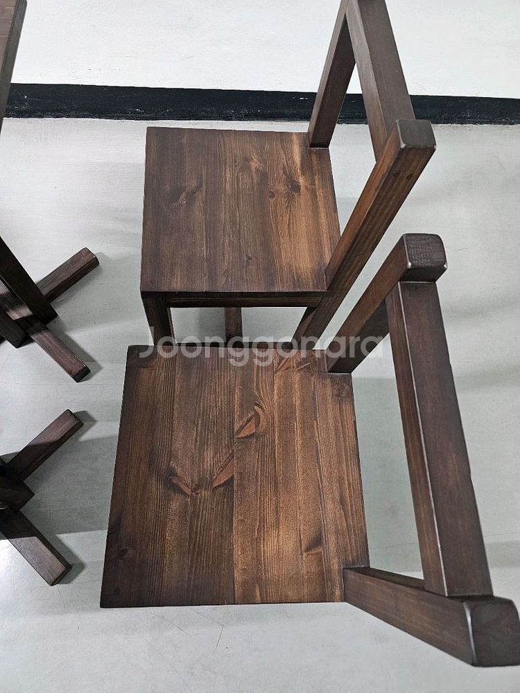 소년과 나무 의자 판매합니다--0