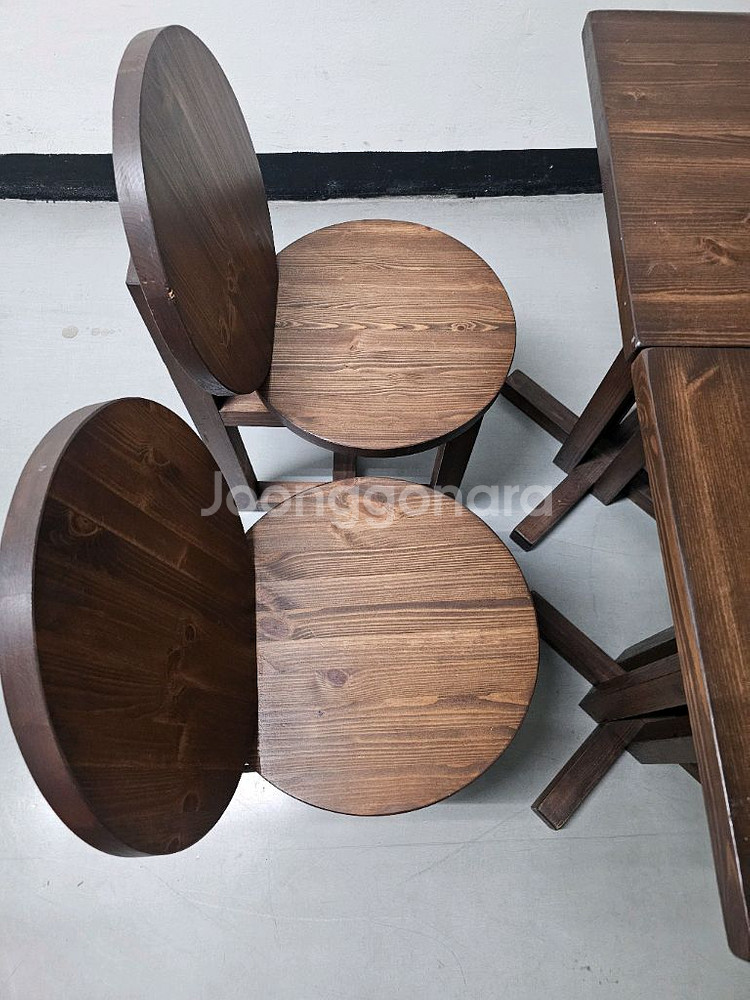 소년과 나무 의자 판매합니다--1