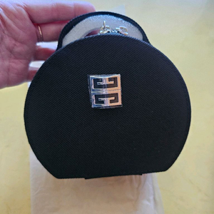 지방시 핸들블랙 파우치