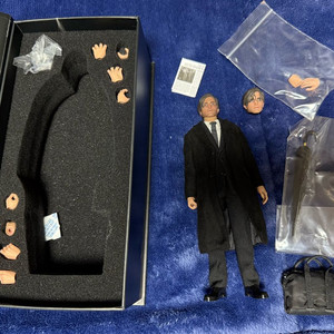 ATON custom 영 리치 더 배트맨 브루스 웨인 (패틴슨ver) 6인치 피규어 개봉품 판매합니다.