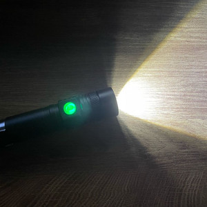 휴대용 줌라이트 랜턴 손전등 팝니다.