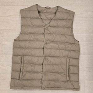 (새상품) 지오다노 초경량 다운 베스트 M사이즈 택포18000