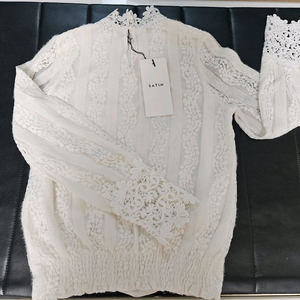 샤틴 아이보리 색상 레이스 블라우스