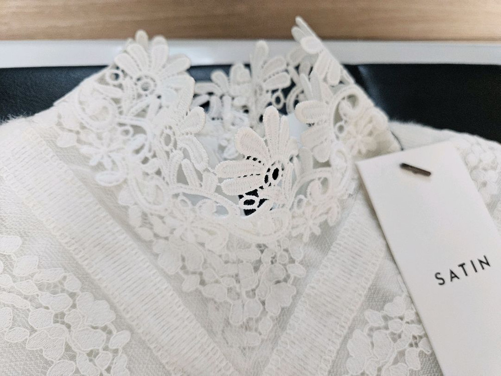 샤틴 아이보리 색상 레이스 블라우스 이미지