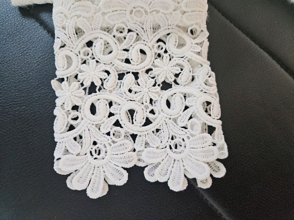 샤틴 아이보리 색상 레이스 블라우스 이미지