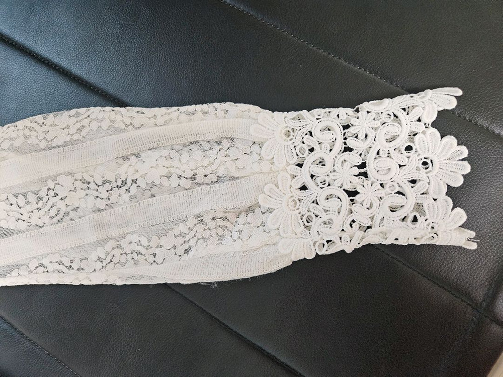 샤틴 아이보리 색상 레이스 블라우스 이미지