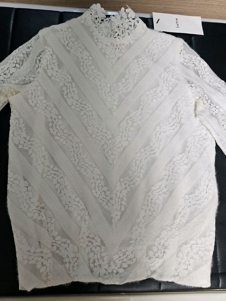 샤틴 아이보리 색상 레이스 블라우스 이미지