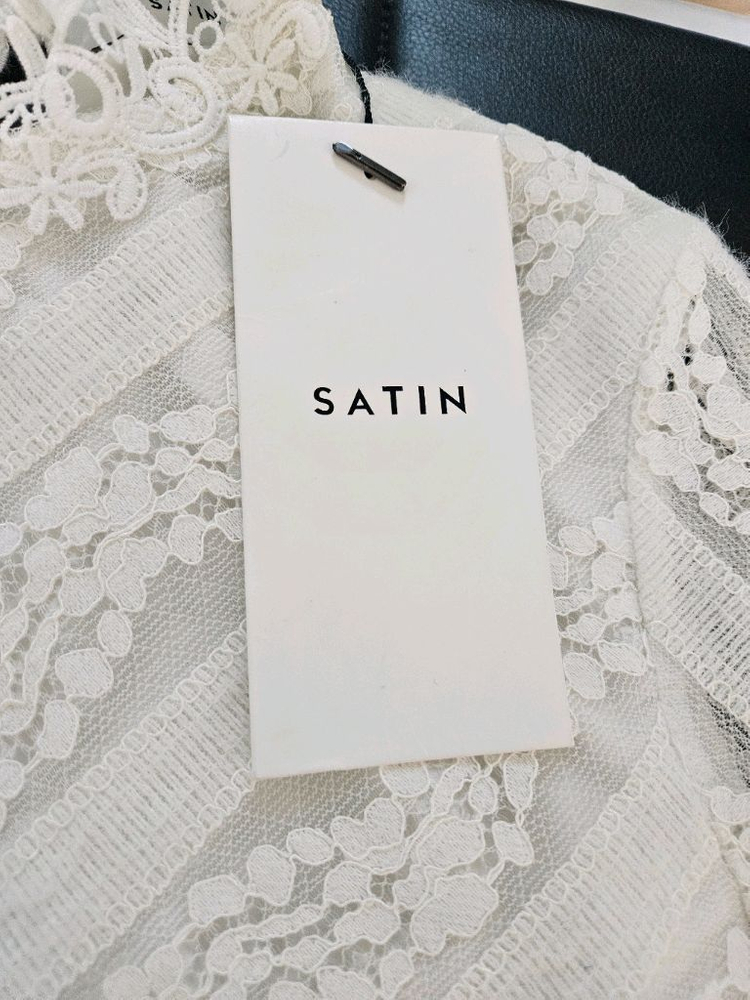 샤틴 아이보리 색상 레이스 블라우스 이미지