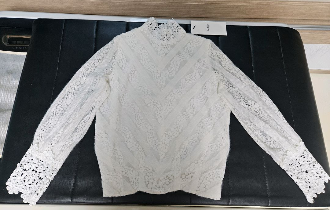 샤틴 아이보리 색상 레이스 블라우스 이미지