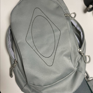 미스치프 롬버스 포켓 슬링백 카키베이지