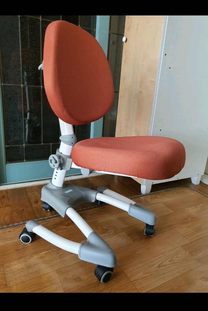 니스툴 그로우의자2개 둘다 얼마 안써서 깔끔 매우 튼튼 저렴하게 9만원 이미지