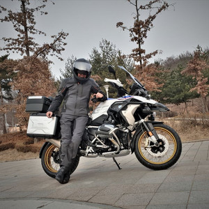 ktm 랠리수트세트(가죽콤비) 50(M) 70만(택포)