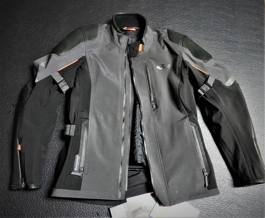 ktm 랠리수트세트(가죽콤비) 50(M) 70만(택포)--1