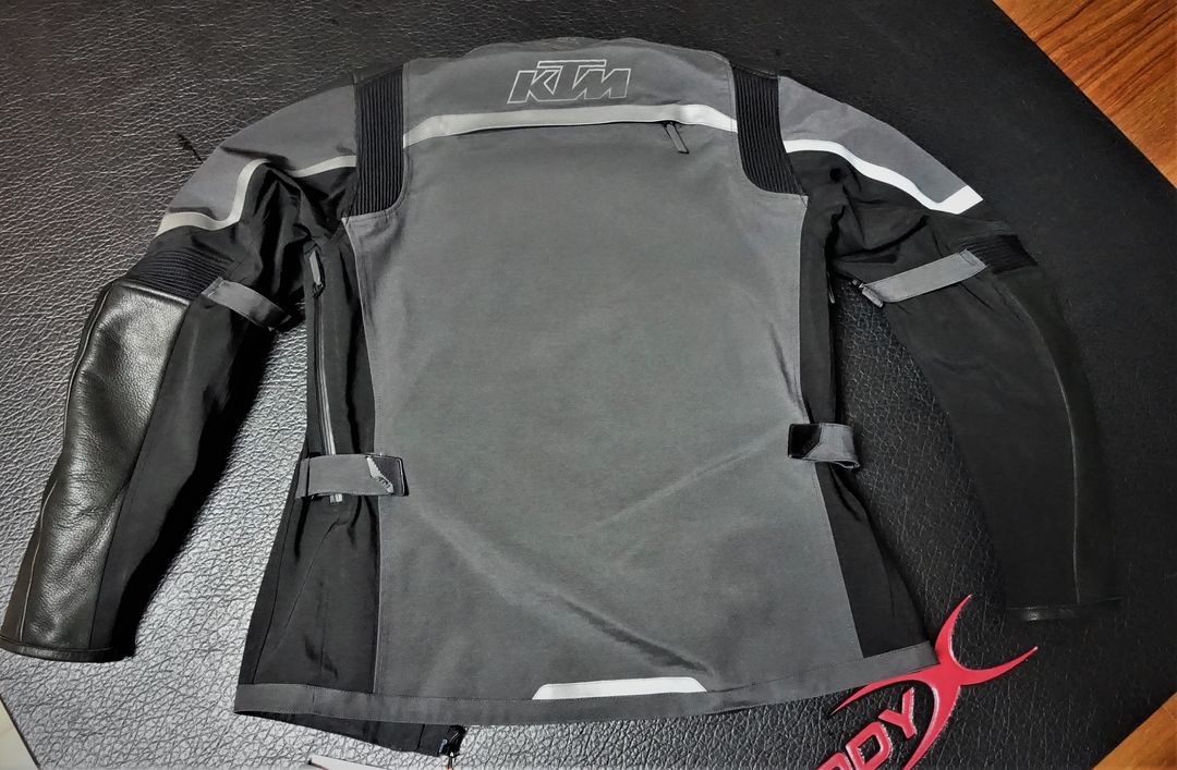 ktm 랠리수트세트(가죽콤비) 50(M) 70만(택포)--3