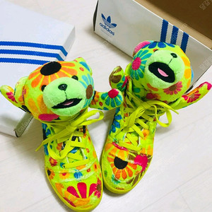 아디다스와 뉴욕 제레미 스캇이 콜라보 한정판 황금사이즈 235.