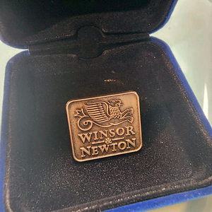 미술브랜드 윈져앤뉴튼 로고 뱃지 새제품 한정판. 이미지