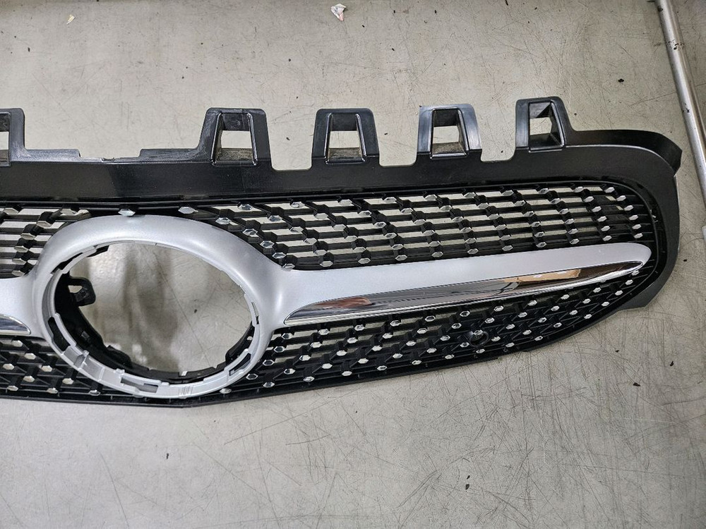 벤츠 22년식 A클래스 250 4MATIC 세단 차량 전면 순정 앞범퍼 그릴--1