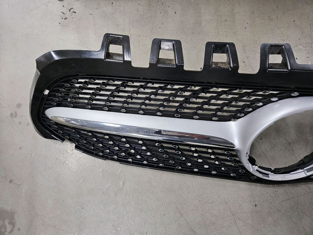 벤츠 22년식 A클래스 250 4MATIC 세단 차량 전면 순정 앞범퍼 그릴--2