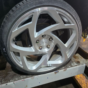 19인치 슈거레이 라디8 휠타이어 235-35-19 팔아요